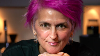 Storia di Cristina Bowerman, la cuoca col ciuffo rosa che lotta contro gli stereotipi