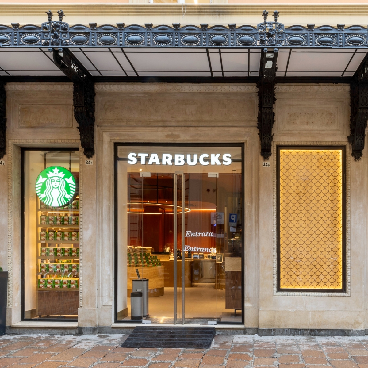Starbucks apre il primo caffè a Bologna in un'ex libreria storica e assume 30 persone 